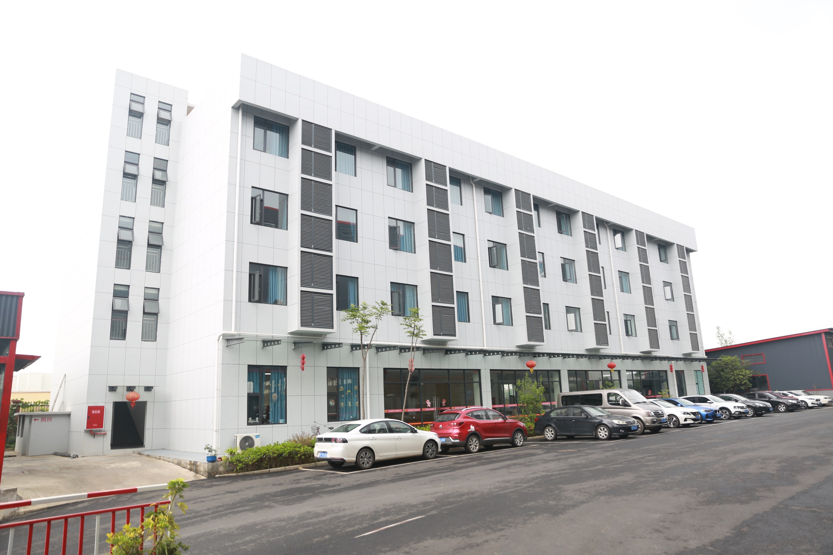 园区员工食堂和宿舍楼实景